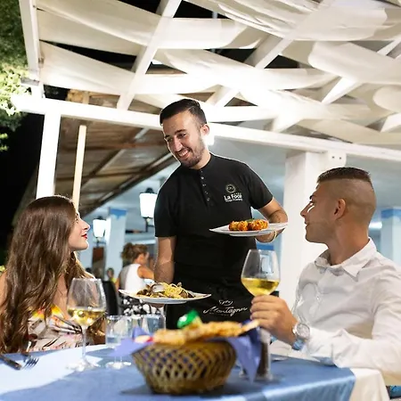 مكان تخييم Village & La Foce 3*